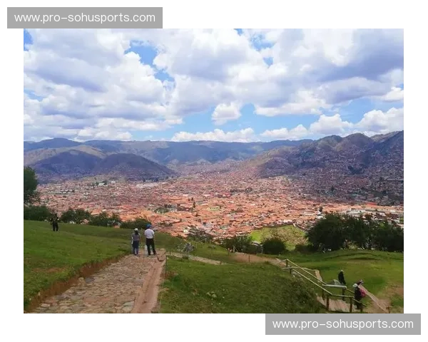 巅峰对决！巴西vs秘鲁直播：桑巴舞步碰撞印加坚韧，谁能主宰南美绿茵？